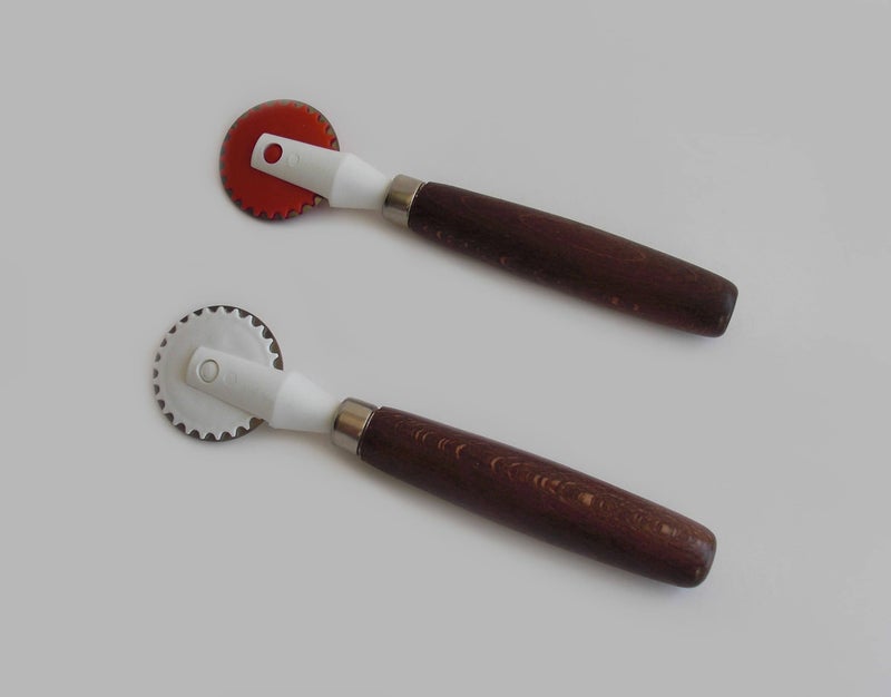 Tredoni 1.6" Dough/Ravioli Stamp Cutter & Sealer Wheel - 4cm Pastry/Pasta Maker, Wooden Handle - Image 2